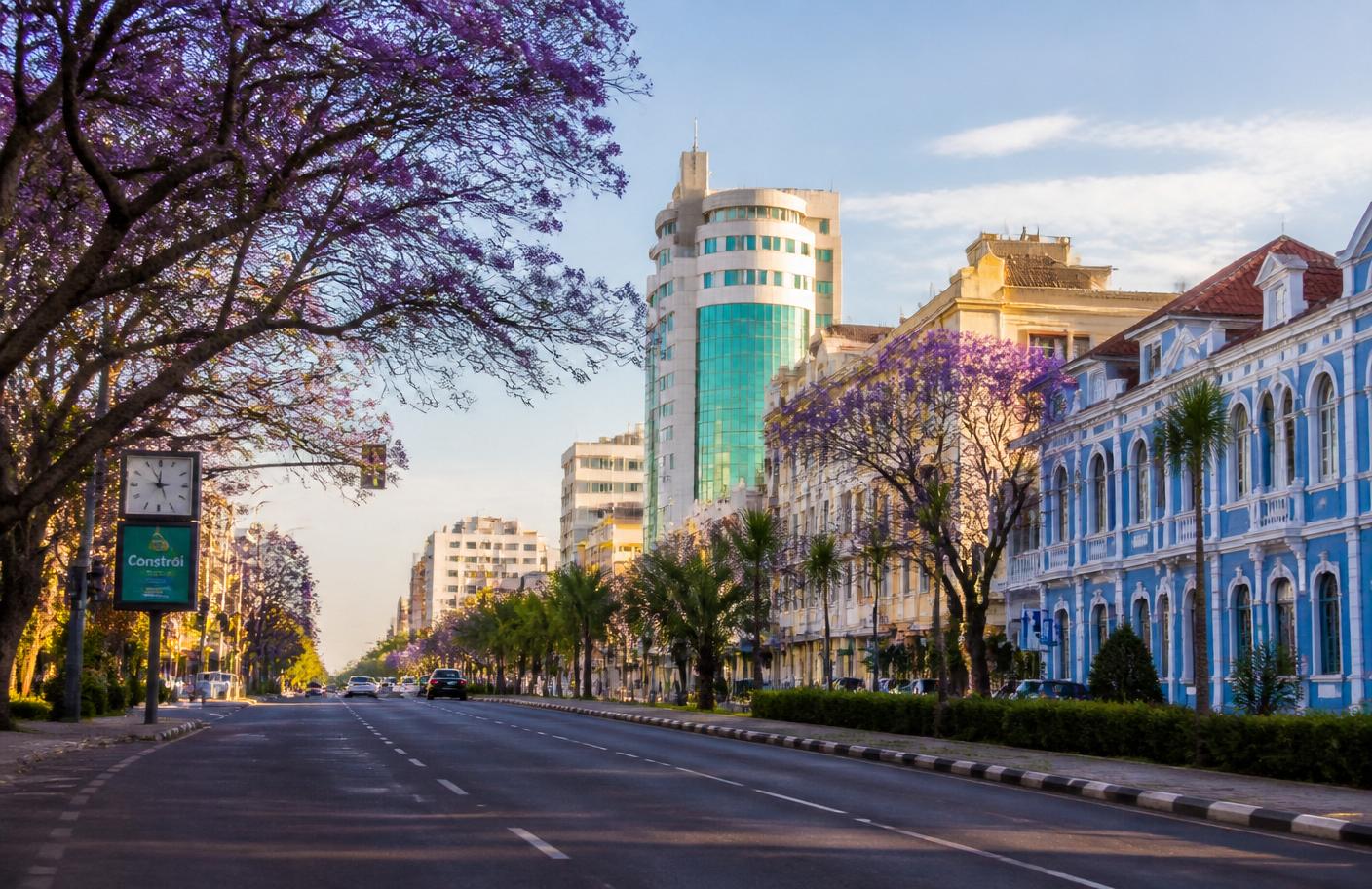 Avenida em Maputo com jacarandás em flor
